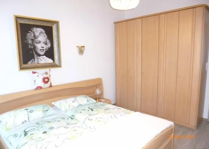 Im Vierseitenhof Linke